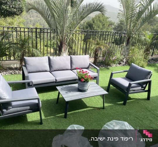 מערכת ריהוט גן עם ספה וכורסאות בריפוד בד אפור מודרני